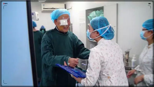 抗美援朝老兵劉金堂給普瑞眼科贈錦旗